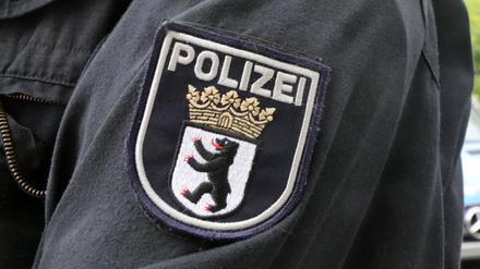  Wappen der Berliner Polizei auf dem Einsatzanzug eines Polizisten *** Coat of arms of the Berlin police on the uniform of a policeman Copyright: xx 