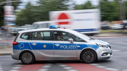 Streifenwagen der Berliner Polizei unterwegs in Berlin.