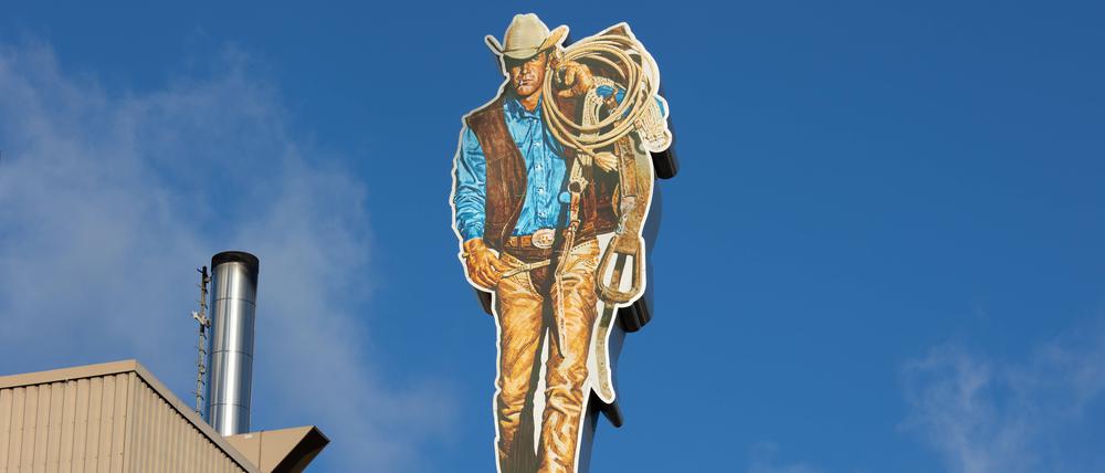 Der Marlboro-Mann auf dem Dach von Philip Morris im Neuköllner Gewerbegebiet Südring. 