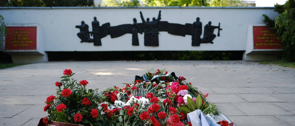 Blumenniederlegung anlässlich des Tages des Sieges über den Nationalsozialismus am Sowjetischen Ehrenmal Alt-Hohenschönhausen in der Küstriner Straße in Berlin-Lichtenberg.