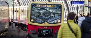 Ein Zug der S-Bahn Linie 3 nach Erkner fährt in den Hauptbahnhof in Berlin ein. 