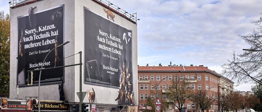 Das Werbeplakat verdeckt drei Seiten eines Mietshauses in Berlin-Neukölln.