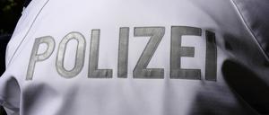 Jacke mit Polizeischriftzug. Symbolbild, Themenbild Berlin, 27.11.2022 *** Jacket with police lettering symbol image, theme image Berlin, 27 11 2022 Foto:xT.xBartillax/xFuturexImage 