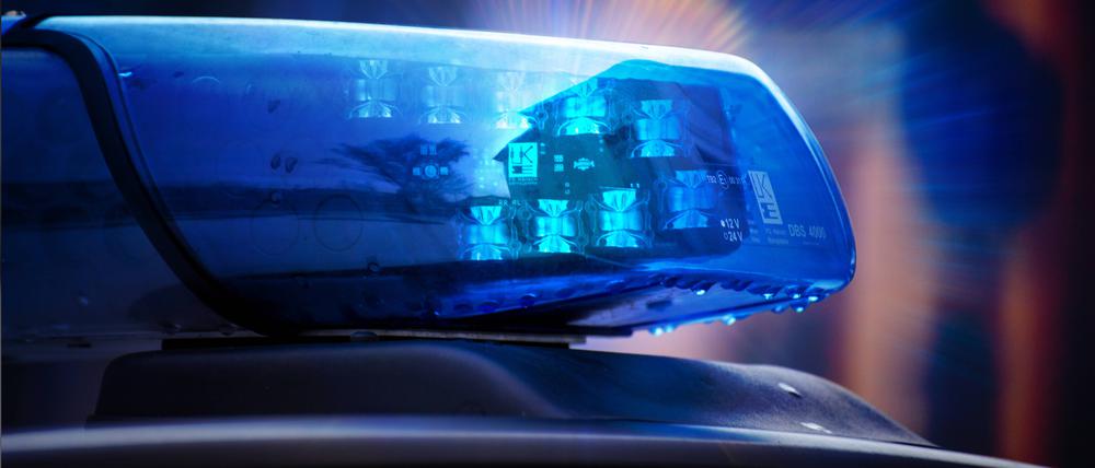  Symbolbild Polizeieinsatz: Nahaufnahme von einem Blaulicht an einem Polizeiauto