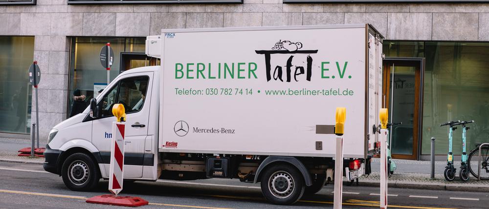 Ein Transportfahrzeug der Berliner Tafel e.V. in einer Straße in der Berliner Innenstadt.