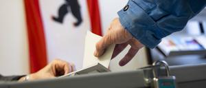 Abstimmung in einem Wahllokal in Neukölln in Berlin am 12. Februar 2023.