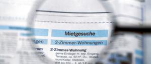 Mietgesuch in einer Zeitung, durch die Lupe betrachtet, Wohnungsnot, Deutschland Wanted to Rent in a newsletter, view with magnifying glass