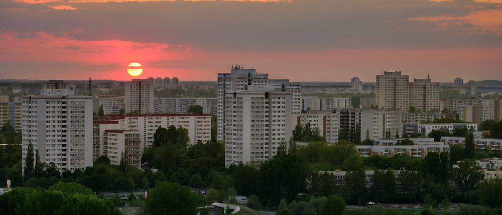 13.05.2023, Berlin - Deutschland. Blick auf Wohngebiete in Marzahn-Hellersdorf bei Sonnenuntergang. *** 13 05 2023, Berlin Germany view of residential areas in Marzahn Hellersdorf at sunset