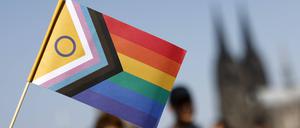 Beim CSD demomstrieren jedes Jahr mehrere Huntertausend Menschen für die Rechte von Homo- und Bisexuellen, Transpersonen, Intersexuellen und queeren Menschen.