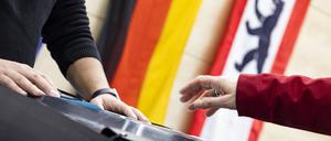 Abstimmung in einem Wahllokal in Kreuberg in Berlin am 12. Februar 2023. Berlin Wahl 2023 *** Voting at a polling station in Kreuberg in Berlin on 12 February 2023 Berlin Election 2023