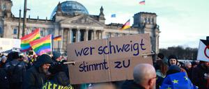 Laut gegen rechts: Bereits vor zwei Wochen hatte es auf der Wiese vor dem Reichstag eine Großdemo gegeben.