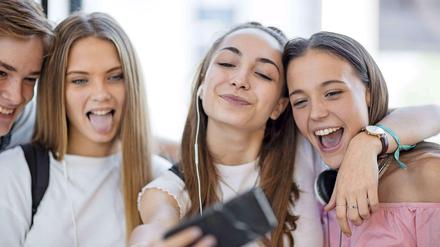 Handy, Handy in der Hand... Freundschaften wollen gepflegt werden, am besten mit Selfies fürs soziale Netzwerk. 