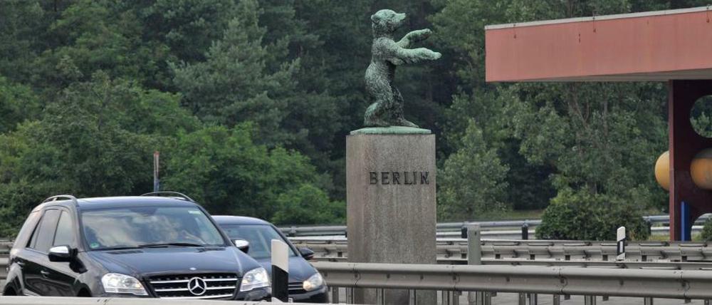 Vorbild Zehlendorf. Hier, am einstigen Kontrollpunkt Dreilinden in Berlin-Wannsee, steht seit den 50er Jahren dieser Bär auf dem Mittelstreifen. So ein Wahrzeichen soll auch in Pankow aufgestellt werden.