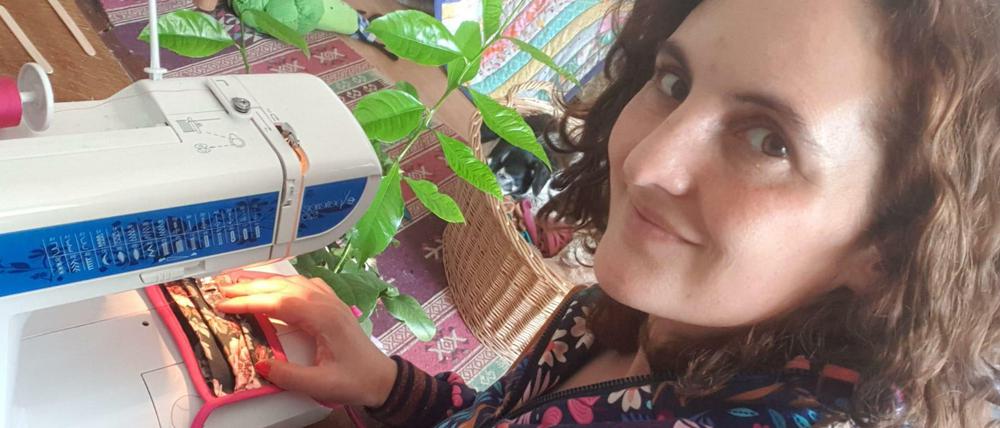 Mundschutz nähen für Pflegekräfte. Julia Schmidt aus Neukölln hilft ehrenamtlich dabei, Corona-Nöte zu lindern. 