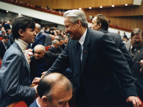 Ilja Zaslawski mit Boris Jelzin, 1989, in Moskau beim gesamtsowjetischen Kongress der Volksabgeordneten.