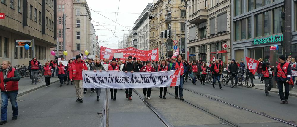 Auf zum Streik: Die Berliner GEW-Vorstandsvorsitzenden Doreen Siebernik (3. v.r.) und Tom Erdmann (r.) führen am Dienstag den Streik an. 