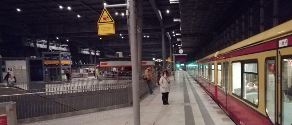 Notbeleuchtung am Bahnhof Südkreuz.