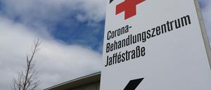 Hinweisschild zum Corona-Behandlungszentrum Jafféstraße auf dem Berliner Messegelände in Westend.
