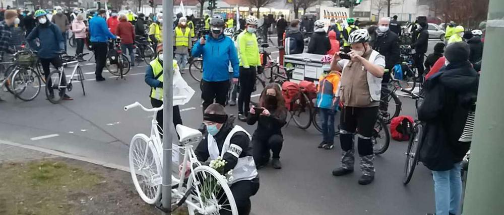 Etwa 100 Menschen gedachten einer am Montag im Straßenverkehr getöteten Radfahrenden in Berlin-Weißensee.