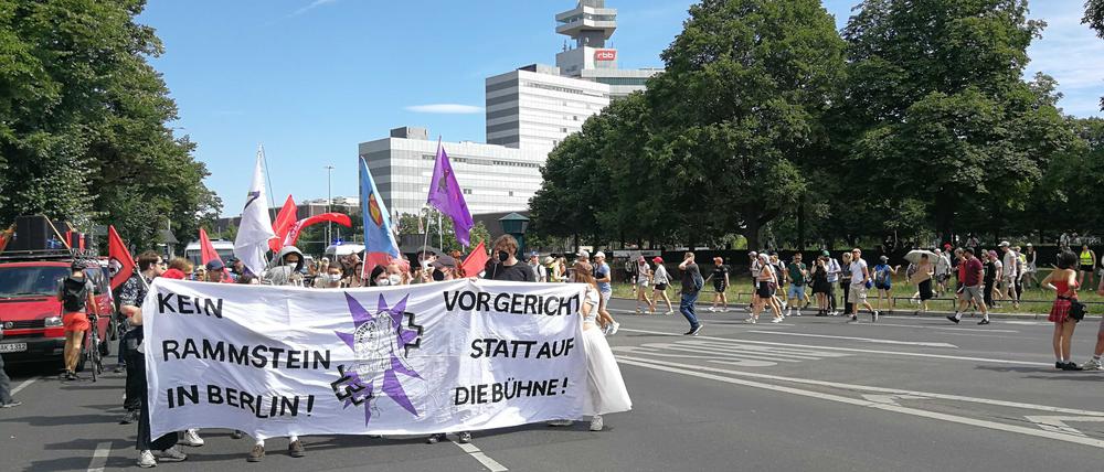 Rund 300 Menschen forderten am Samstag bei einer Protestaktion ein Verbot der Rammstein-Konzerte