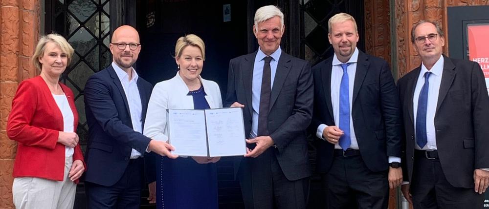 Die Regierende Bürgermeisterin Franziska Giffey, Wirtschaftssenator Stephan Schwarz und Vertretern der Berliner Kammern und Verbände haben am Montag eine Charta zum Energiesparen unterzeichnet.