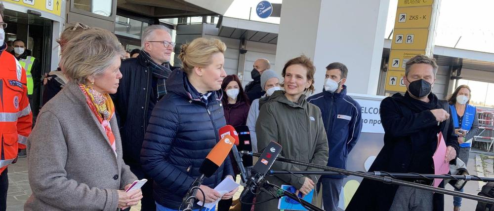 Machten sich ein Bild von der neuen Notunterkunft: Franziska Giffey (vor den Mikrofonen), Katja Kipping (rechts daneben) und die DRK-Vorstandsvorsitzende Gudrun Sturm (links).