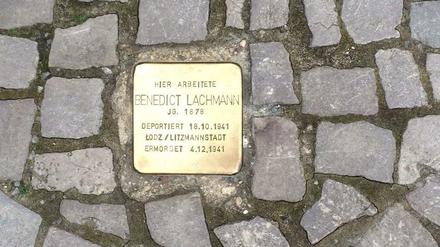 Stolperstein in Erinnerung an Benedict Lachmann, Gründer und Inhaber des Buchladens Bayerischer Platz.