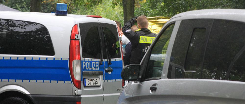 Die Leiche eines 31-Jährigen wurde in einer Grünanlage in der Stadtrandsiedlung Malchow gefunden.
