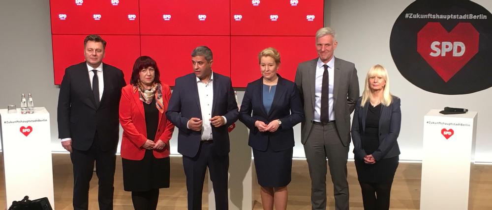 Die künftigen Senatoren der Berliner SPD zusammen mit Raed Saleh und Franziska Giffey. 
