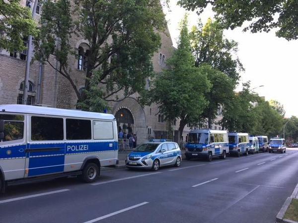 Polizeiaufgebot vor dem Landgericht Tegel