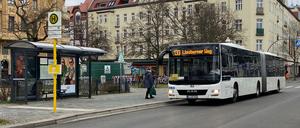 Nicht gelb zuletzt: Ein Bus der Firma Schröder Reisen auf der Linie 133 in Tegel.