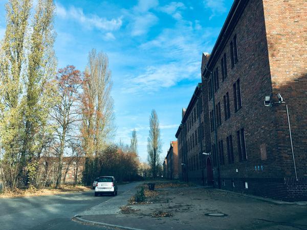 Die ehemalige Kaserne steht weitgehend leer. Eigentlich sind es zwei Kasernen: Die im Süden der Anlage gelegene Schmidt-Knobelsdorf-Kaserne wurde 1914-1918 erbaut. Die im Norden der Anlage gelegene Von-Seeckt-Kaserne wurde 1935-36 errichtet.