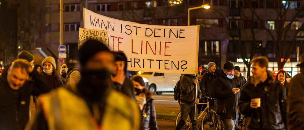 Rote Linien. Demonstranten gegen die Corona-Maßnahmen am Montagabend in Berlin-Mitte.