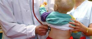 In einer Kinderarztpraxis wird ein Kleinkind untersucht. (Symbolbild)