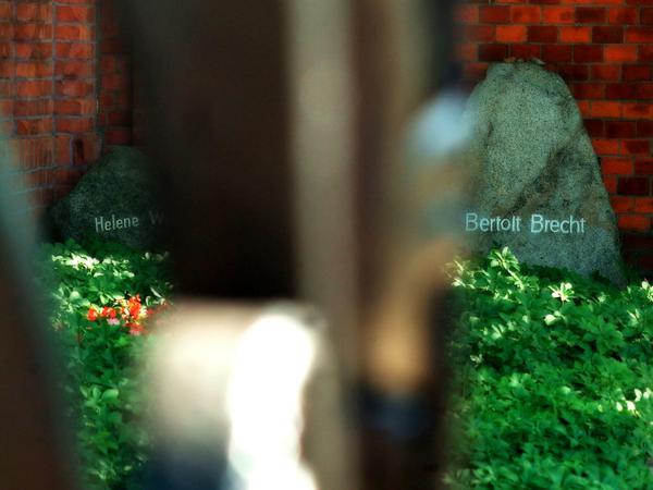 Auf dem Dorotheenstaedtischen Friedhof befindet sich das Grab von Bertolt Brecht und seiner Freundin Helene Weigel. 