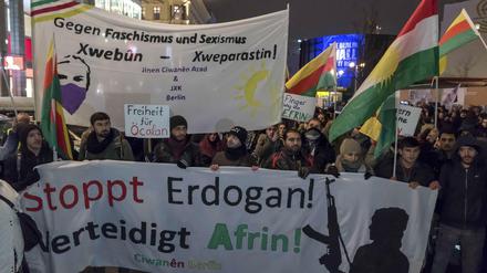 In Berlin lebenden Kurden protestieren am Büro der UNHCR gegen den türklischen Militäreinsatz gegen Stellungen der kurdischen YPG im syrischen Afrin