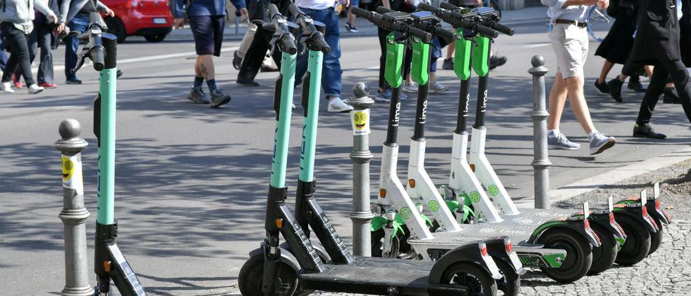 Zahlreiche E-Scooter stehen auf einem Gehweg am Gendarmenmarkt. Das ist demnächst wohl verboten.
