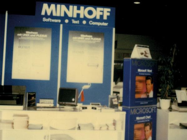 Innanansicht eines Ladens der Firma Minhoff oder CSM (Computer Shop Minhoff) in den 1980er Jahren in Berlin. Minhoff galt als erster Händler von Apple-Computern in Deutschland, verkaufte aber (offensichtlich) auch Microsoft-Produkte
