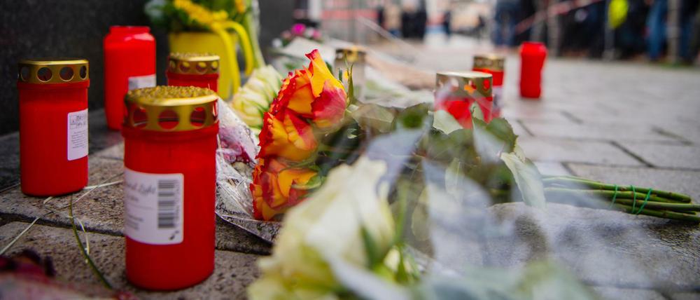 Blumen in Gedenken an die Opfer des Anschlags liegen in der Innenstadt von Hanau.