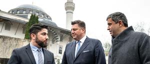 Yakup Ayar, Vorstandsvorsitzender der Gemeinde, Innensenator Andreas Geisel und SPD-Fraktionschef Raed Saleh vor der Sehitlik-Moschee.