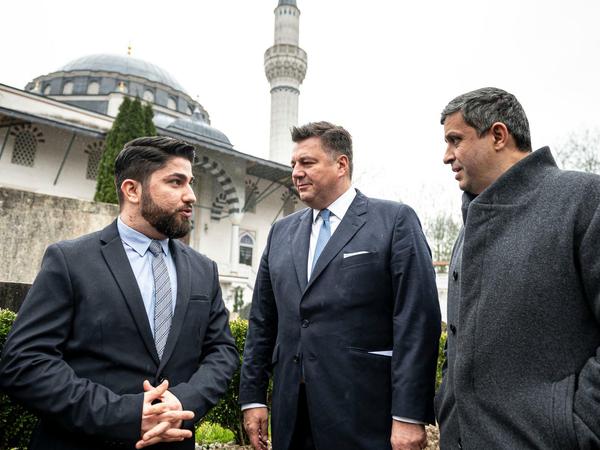 Yakup Ayar, Vorstandsvorsitzender der Gemeinde, Innensenator Andreas Geisel und SPD-Fraktionschef Raed Saleh vor der Sehitlik-Moschee.