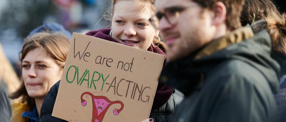 ´We are not Ovary-acting» steht auf dem Plakat, das eine Demonstrantin hochhält. 