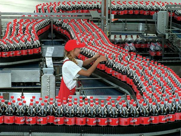 Seit 1998 produziert Coca-Cola in Genshagen bei Potsdam Softdrinks (Archivfoto). 