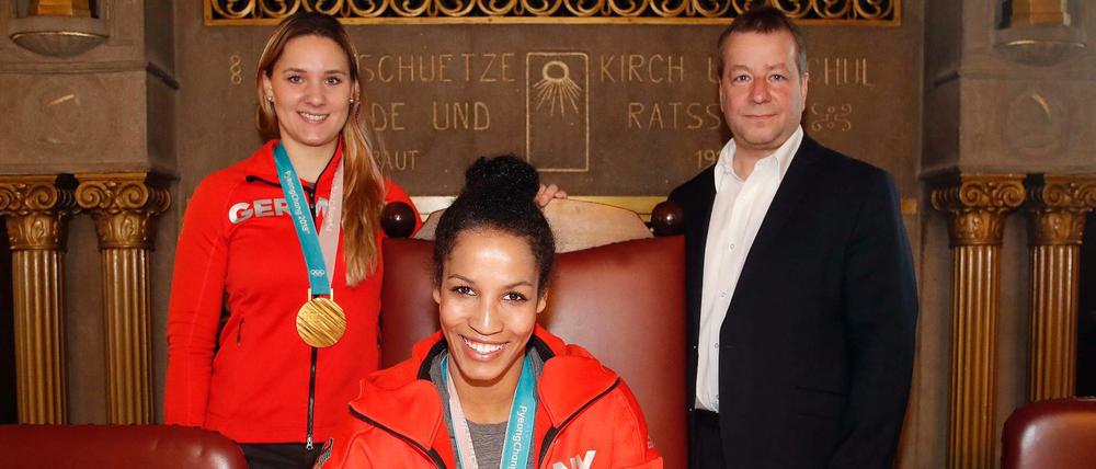 Goldmedaillen-Gewinnerinnen Mariama Jamanka (vorne) und Lisa Buckwitz tragen sich in das Goldene Buch von Reinickendorf ein.
