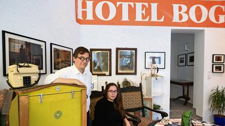 Joachim Rissmann, ehemaliger Eigentümer des Hotels Bogota, und Ausstellungsveranstalterin Ekaterina Inashivili mit Ausstellungstücken beim Inventarverkauf der verbliebenen Dinge des ehemaligen "Hotel Bogota". 