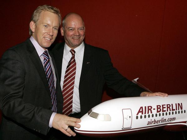 Bessere Tage - hier im Oktober 2005: Air-Berlin-Chef Joachim Hunold (rechts) konnte TV-Moderator Johannes B. Kerner (links) vor dem Börsengang als Werbegesicht verpflichten. In späteren Jahren wollten Prominente nicht mehr in Verbindung mit der Airline gebracht werden.