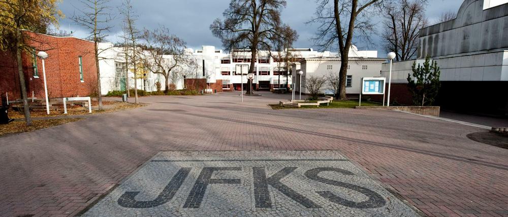 Die John-F.-Kennedy-Schule in Zehlendorf ist weitläufig. Wo sich die angebliche antisemitische Aufschrift befand, wurde nicht mitgeteilt.