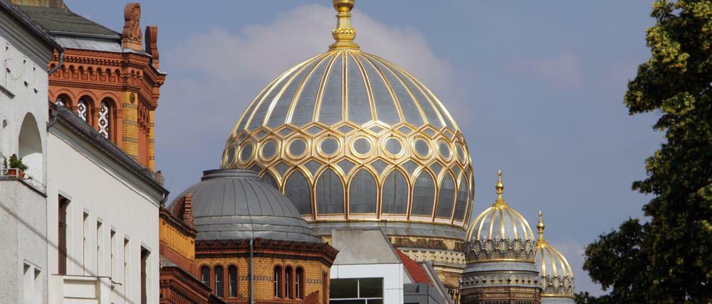 Die Kuppel der Synagoge in Berlin glänzt über den Dächern der Oranienburger Straße.