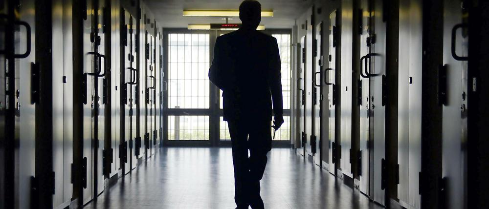 Wer zum ersten Mal in Haft sei oder erst seit kurzer Zeit in einer Justizvollzugsanstalt, habe ein hohes Risiko für Suizidgedanken.
