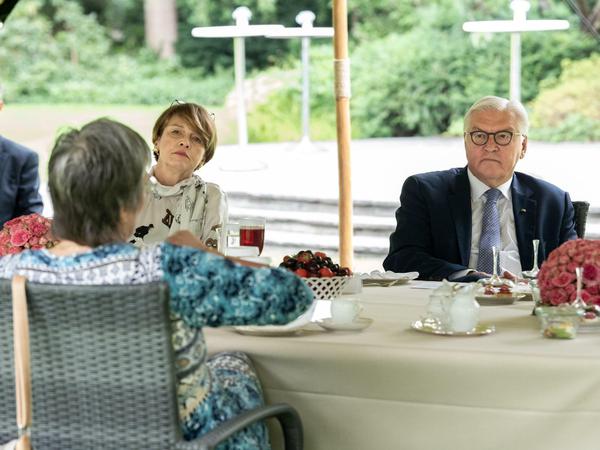 Bundespräsident Frank-Walter Steinmeier und seine Frau Elke Büdenbender luden am Donnerstag zur zehnten „Kaffeetafel“. 